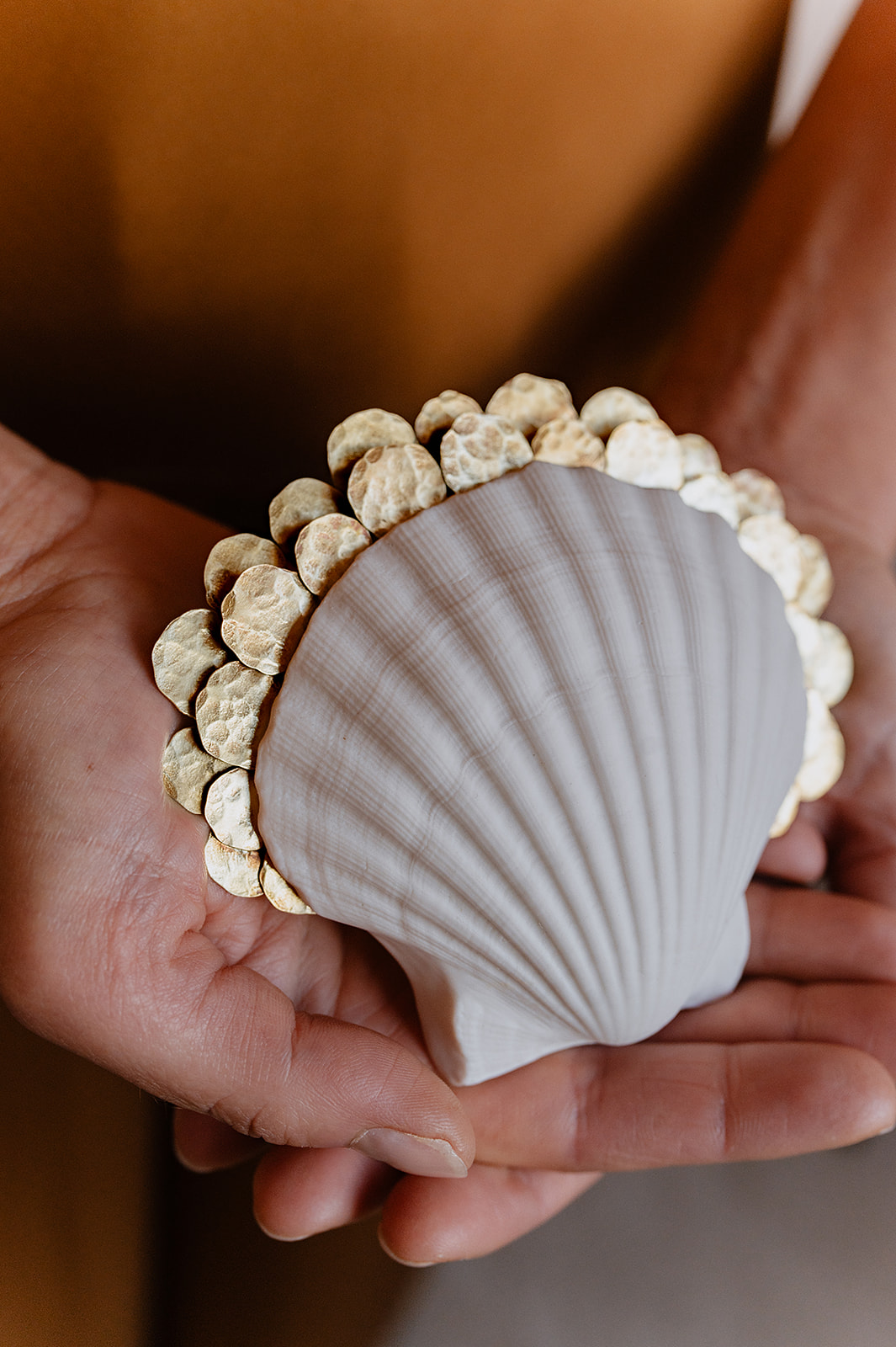 Sculpture porcelaine et laiton d'un coquillage type coquille saint jacques faite à la main par les Aubépines