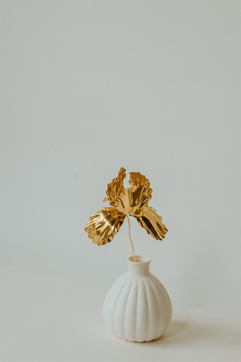 fleurs d'iris en métal doré et vase en biscuit de porcelaine fabriqués mains à Limoges par Les Aubépines
