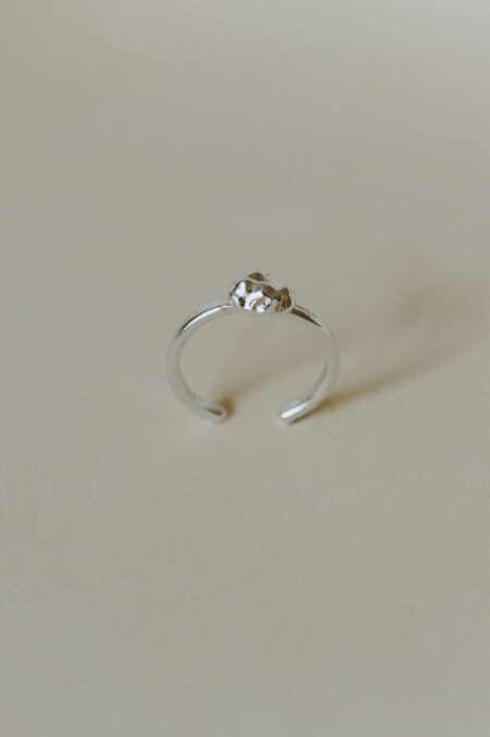 bague faite à la main dans l'atelier d'Agnès Nicot créatrice de Les Aubépines à Limoges