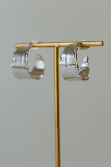 créoles larges et texturées, recouvertes d'argent. Bijou de créateur fabriqué main à Limoges