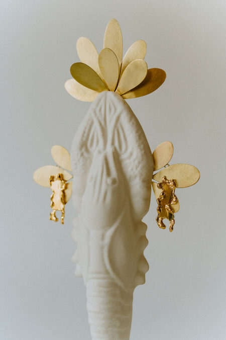 bijou sculptural doré, boucles d'oreilles texturées et fondues. Bijou d'artiste, fabriqué par Agnès Nicot à Limoges, Les Aubépines