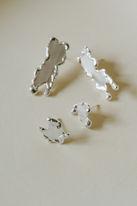 bijou sculptural doré, boucles d'oreilles texturées et fondues. Bijou d'artiste, fabriqué par Agnès Nicot à Limoges, Les Aubépines