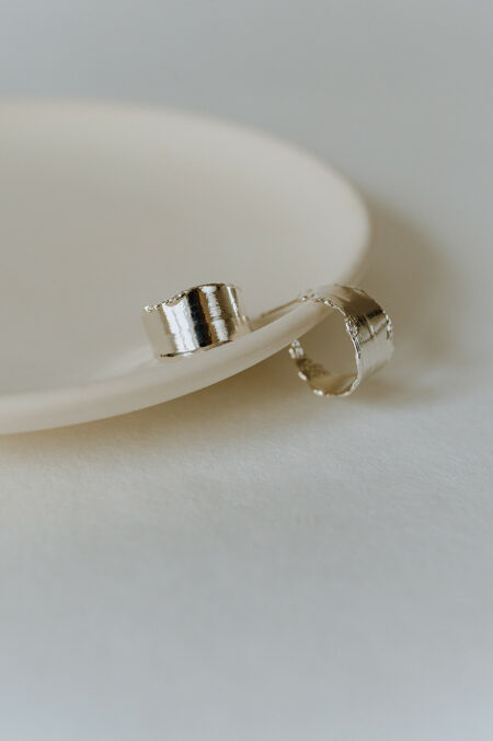 créoles larges et texturées, recouvertes d'argent. Bijou de créateur fabriqué main à Limoges