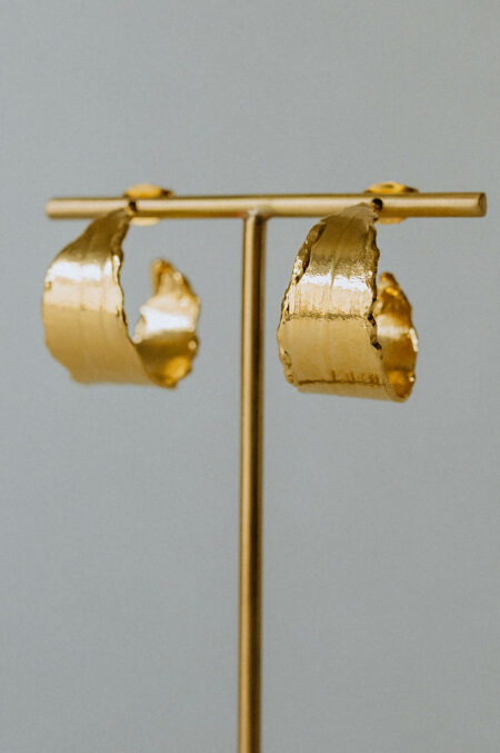 creoles recouvertes d'or, fabriquées main par Agnès Nicot, créatrice de Les Aubepines