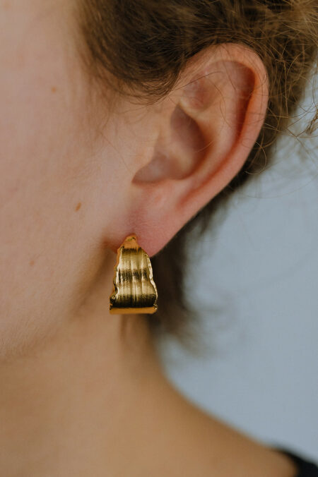 creoles recouvertes d'or, fabriquées main par Agnès Nicot, créatrice de Les Aubepines