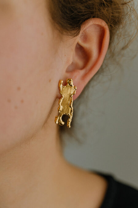 bijou sculptural doré, boucles d'oreilles texturées et fondues. Bijou d'artiste, fabriqué par Agnès Nicot à Limoges, Les Aubépines