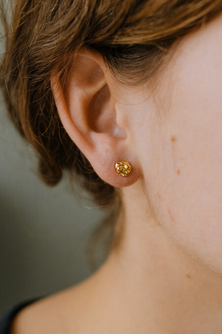 petites boucles d'oreilles fabriquées dans l'atelier Les Aubépines à Limoges
