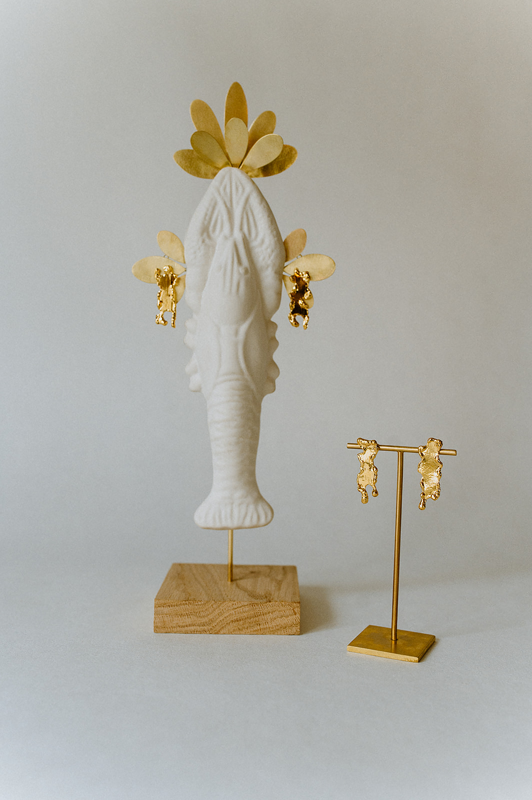 bijou sculptural doré, boucles d'oreilles texturées et fondues. Bijou d'artiste, fabriqué par Agnès Nicot à Limoges, Les Aubépines