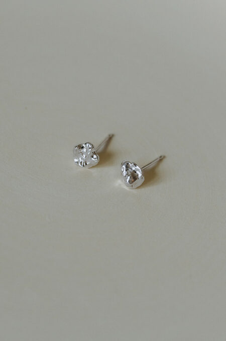 petites boucles d'oreilles fabriquées dans l'atelier Les Aubépines à Limoges