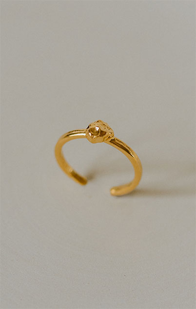 bague dorée constituée d'un anneau réglable texturé orné d'une pépite, pièce fondue à la main par Agnès Nicot pour Les Aubépines à Limoges