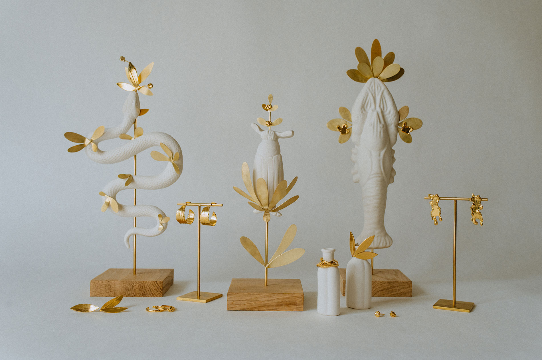 collection d'artisanat d'art, bijoux et sculptures en métal doré et porcelaine, fabriqué main par Agnès Nicot, créatrice de Les Aubépines