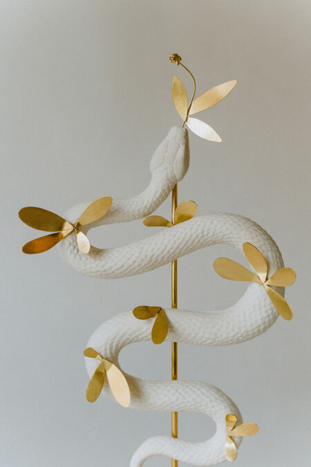 sculpture présentoir à bijoux. Serpent en porcelaine support de broche. Fabriqué main à Limoges par Agnès Nicot, créatrice Les Aubépines
