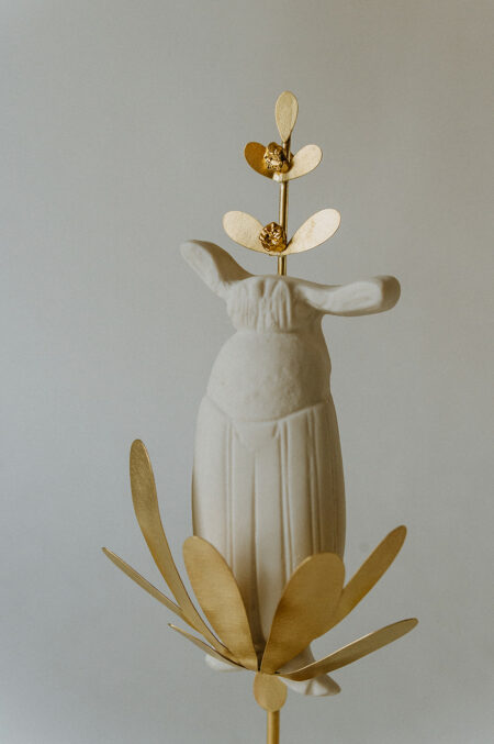 présentoir à bijoux sculpture scarbée en biscuit de porcelaine. Made in Limoges par l'artiste Agnes Nicot , Les Aubépines