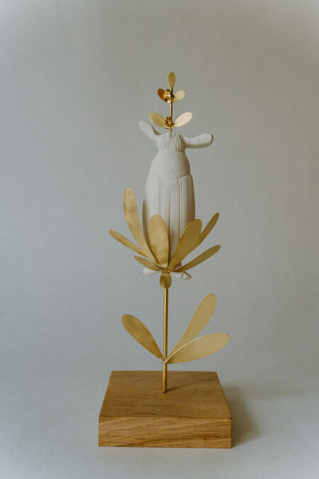 présentoir à bijoux sculpture scarbée en biscuit de porcelaine. Made in Limoges par l'artiste Agnes Nicot , Les Aubépines