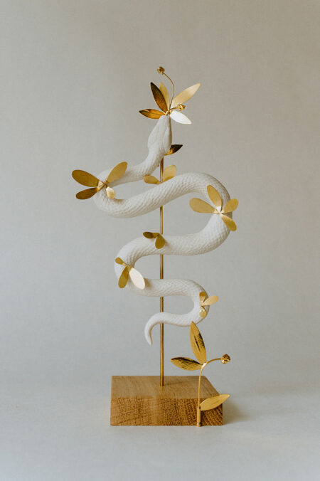 sculpture présentoir à bijoux. Serpent en porcelaine support de broche. Fabriqué main à Limoges par Agnès Nicot, créatrice Les Aubépines