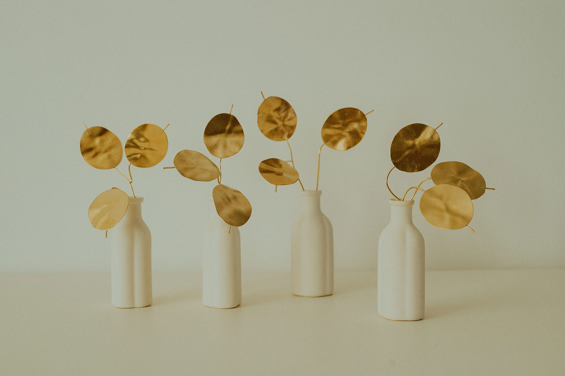 sculptures végétales en laiton: eucalyptus, monnaie du pape, iris et vases en porcelaine de Limoges par Agnès Nicot pour Les Aubépines
