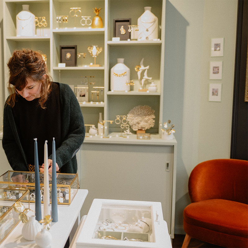 Agnès Nicot présentant ses bijoux dans les vitrines de la boutique-atelier Les Aubépines à Limoges