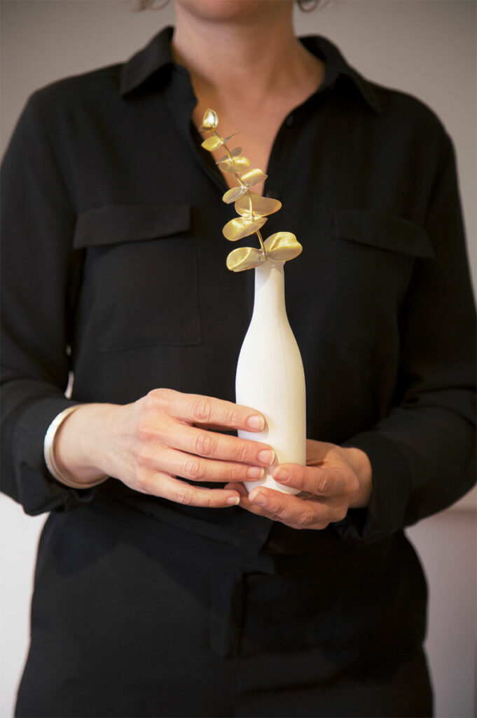 travail de sculpture, branche en laiton doré et porcelaine, agnès nicot, les aubépines à limoges