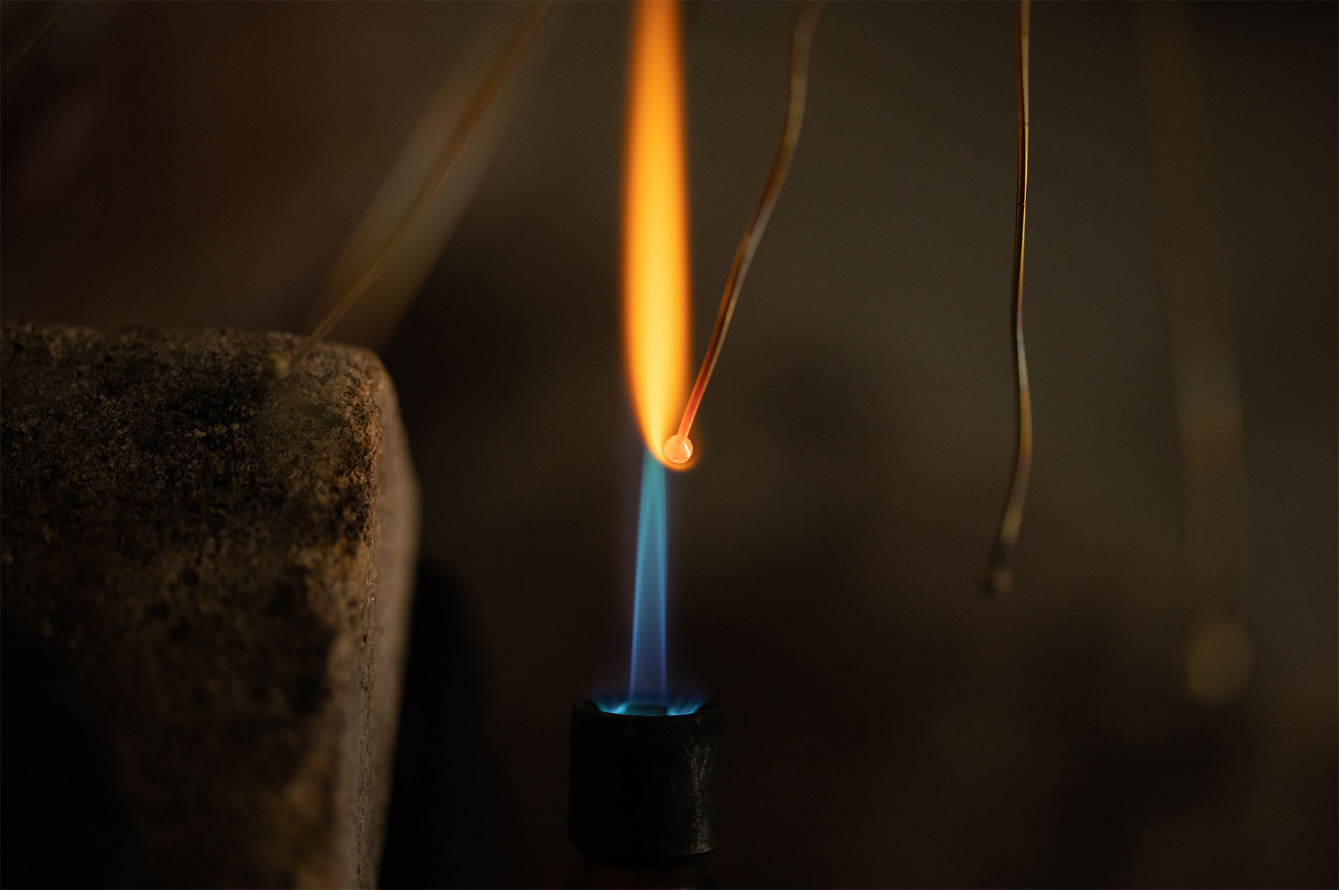 Flamme du chalumeau chauffant un fil de laiton pendant la brasure, dans l’atelier d’Agnès Nicot à Limoges