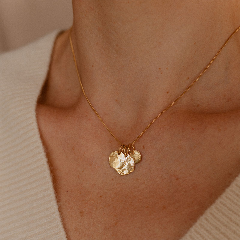 Collier à médailles martelées en laiton doré porté sur la peau, Les Aubépines