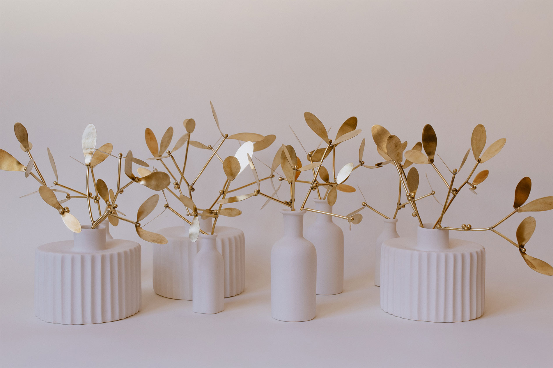 Sculptures de gui en laiton brut dans des vases en porcelaine biscuit, créations Les Aubépines par Agnès Nicot