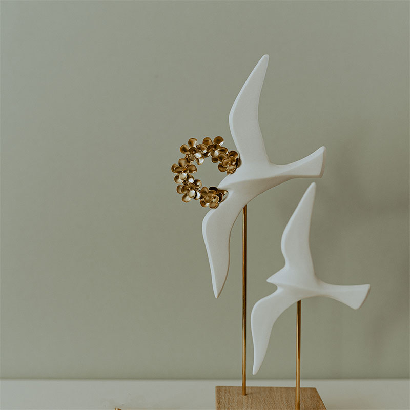 Sculpture d’hirondelles de la collection Les Beaux Jours, en porcelaine biscuit et laiton, création Les Aubépines par Agnès Nicot