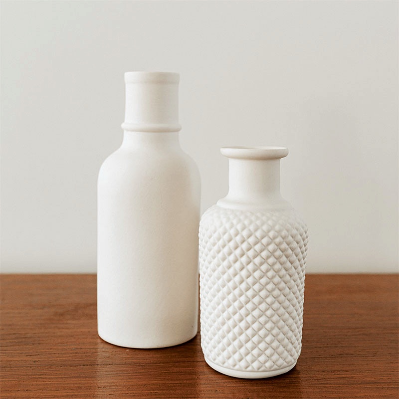 vase en porcelaine mate et blanche, les aubepines limoges