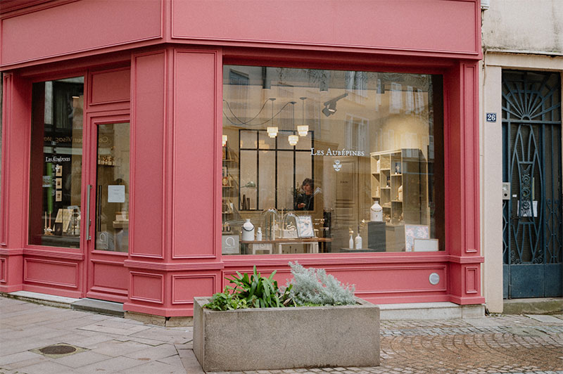 boutique les aubépines à la devanture rose à l'angle de 2 rues au coeur du centre ville de limoges